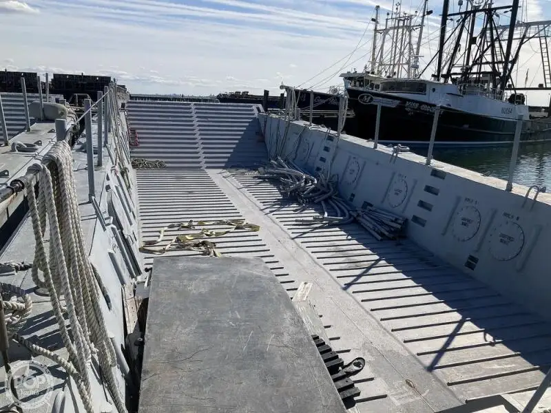 Kapal pendarat, tank untuk dijual