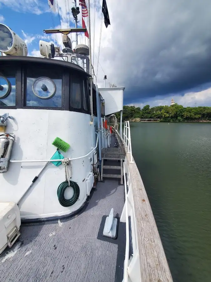 Kapal patroli untuk dijual
