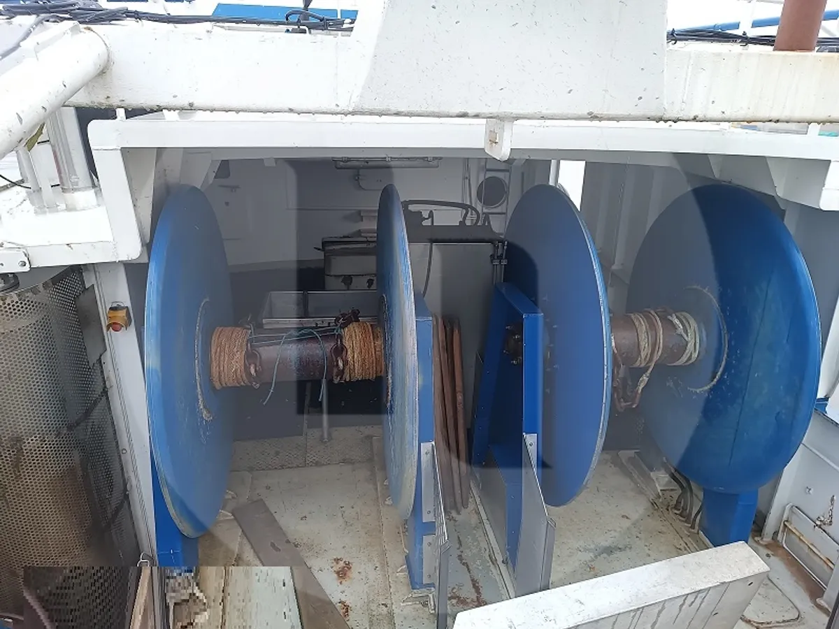 Kapal pengangkut ikan hidup untuk dijual