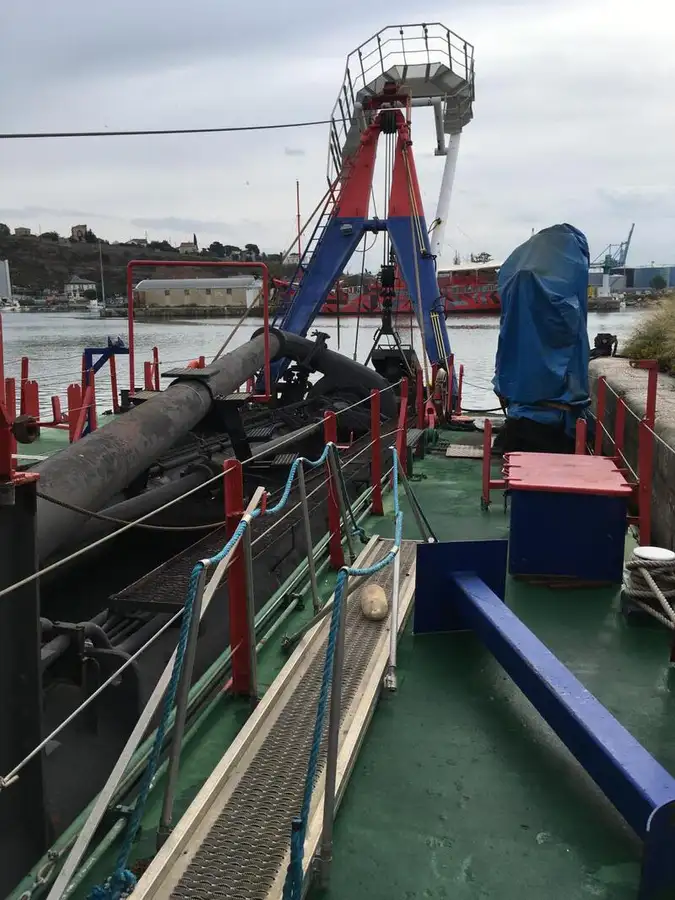 Kapal keruk untuk dijual