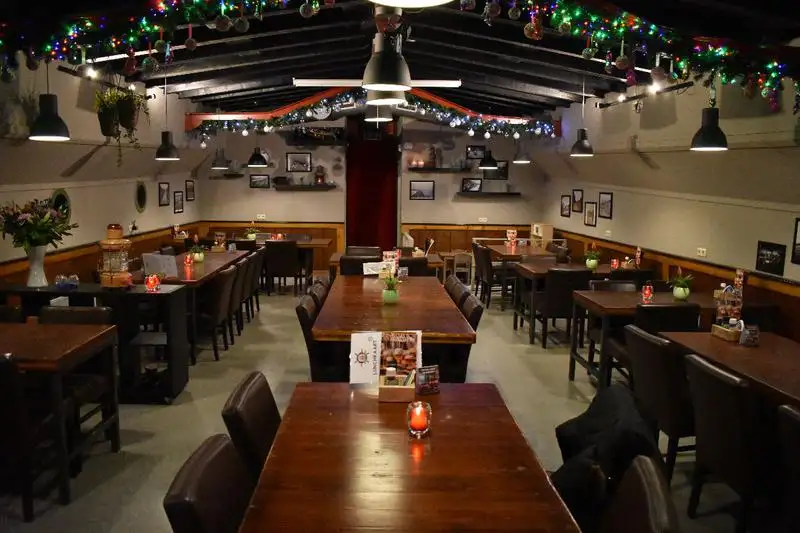 Kapal restoran untuk dijual
