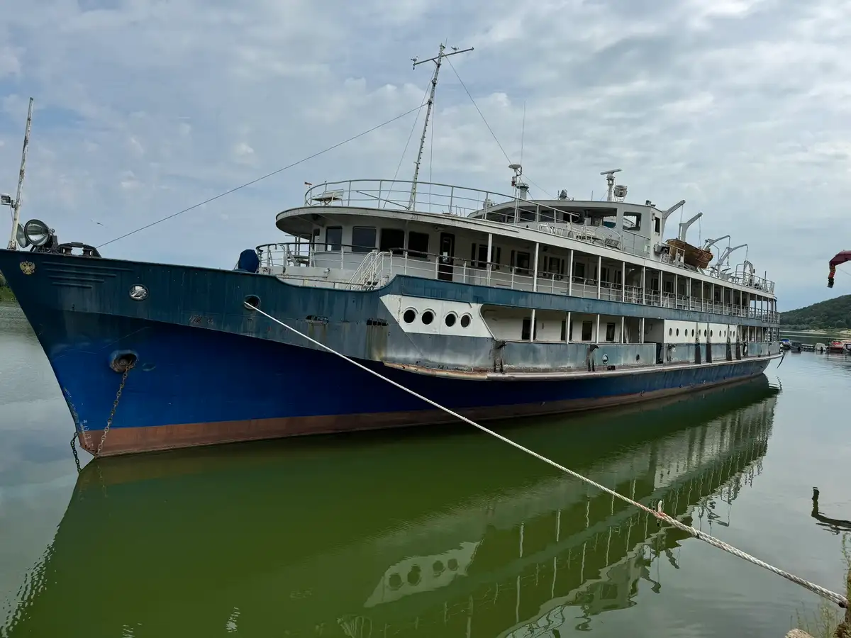 Kapal penumpang untuk dijual