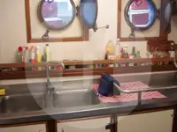 Kapal pengangkut ikan hidup untuk dijual