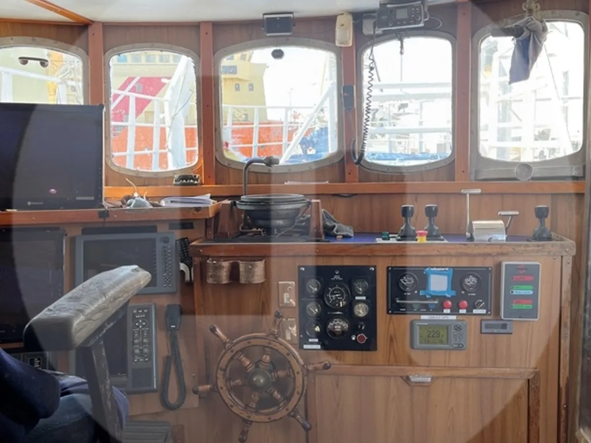 Kapal pengangkut ikan hidup untuk dijual