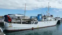 Kapal penelitian untuk dijual