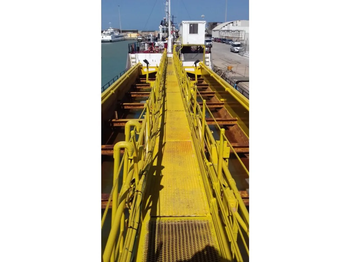 Kapal keruk untuk dijual