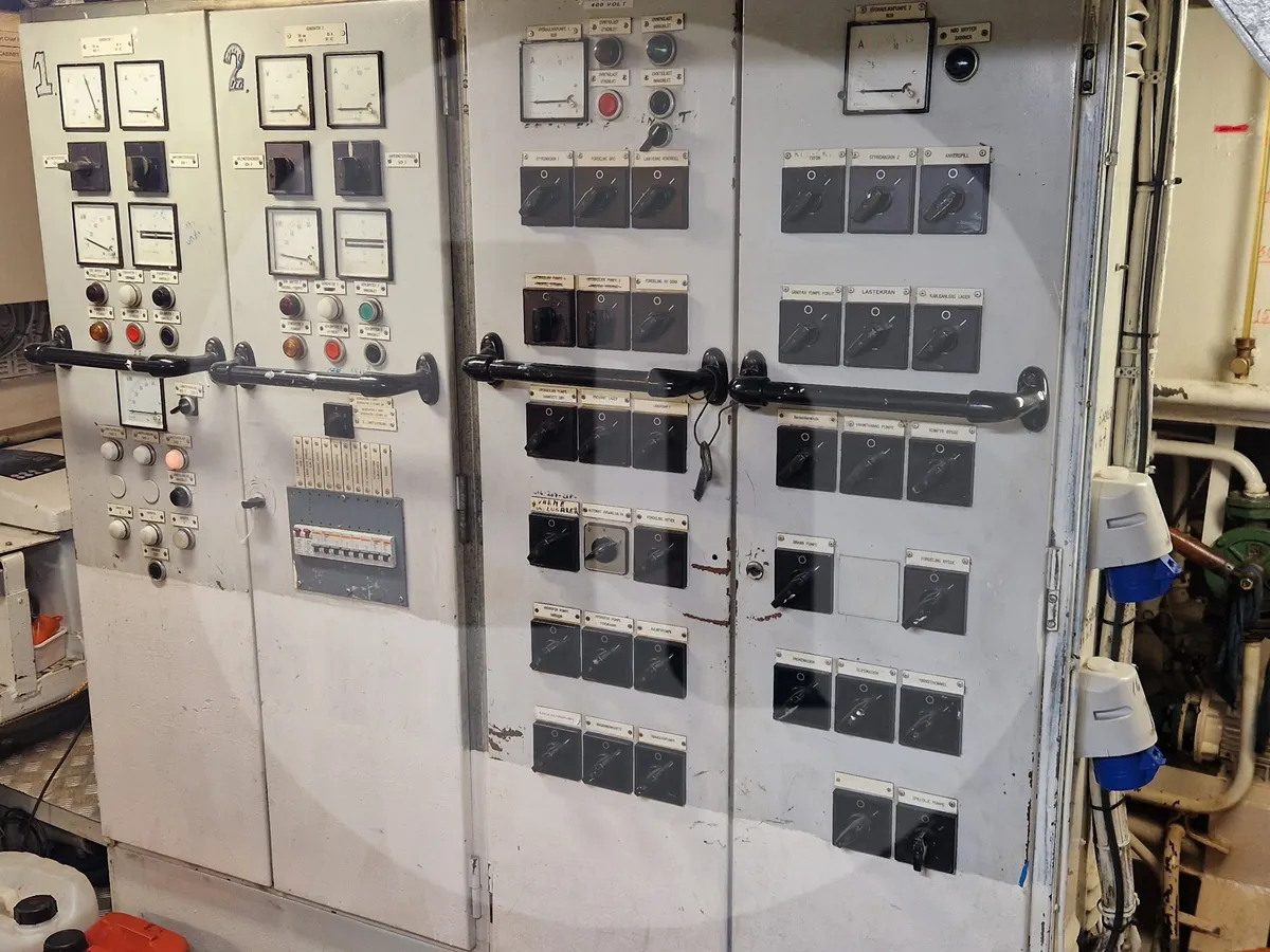 Kapal feri untuk dijual