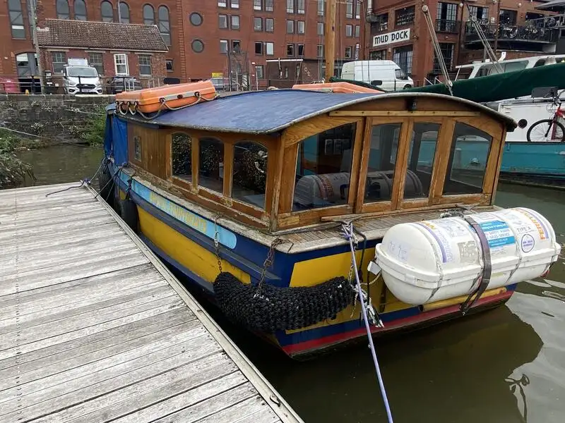 Kapal feri untuk dijual