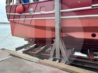 Kapal pengangkut ikan hidup untuk dijual