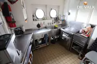 Hotel terapung untuk dijual