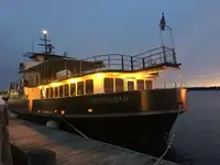 Kapal pesiar-feri untuk dijual