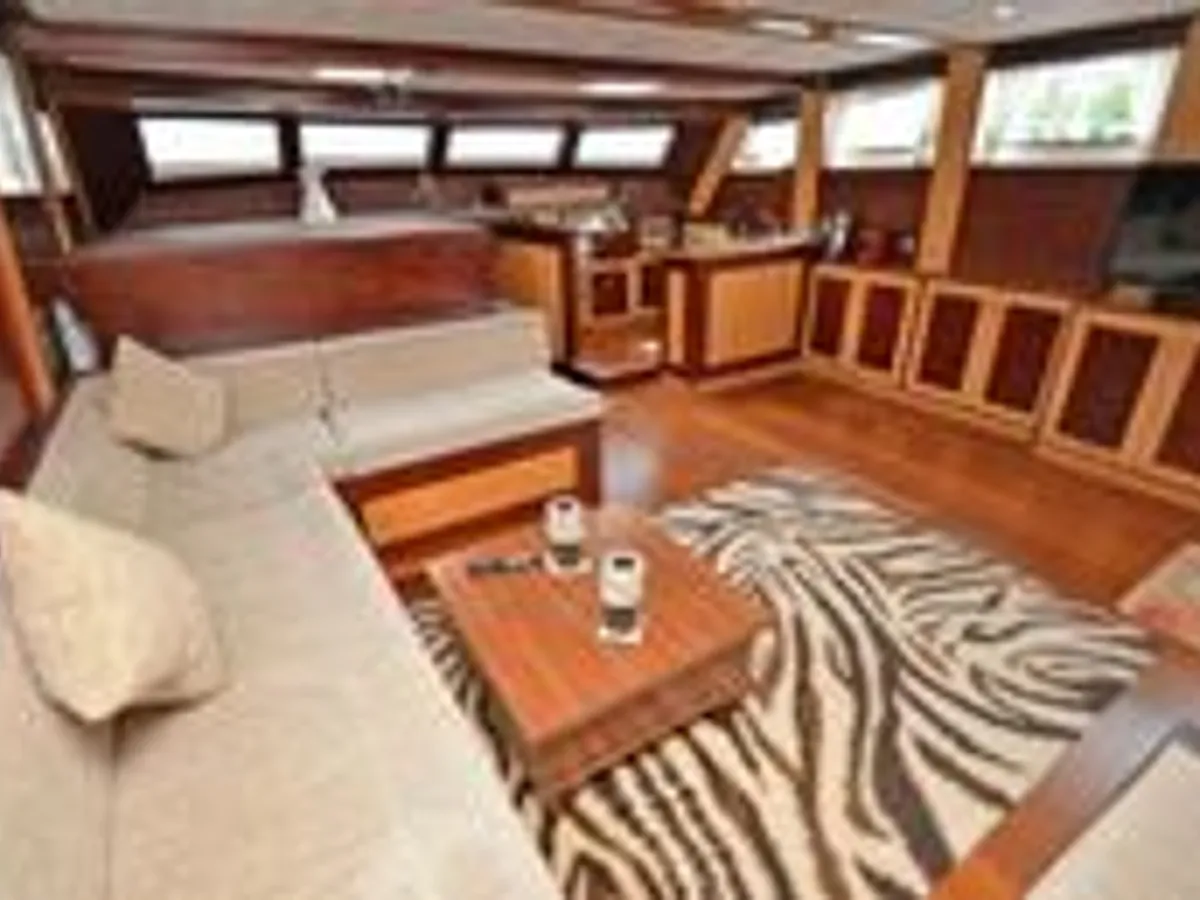 Yacht untuk dijual