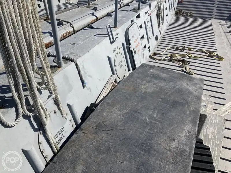 Kapal pendarat, tank untuk dijual
