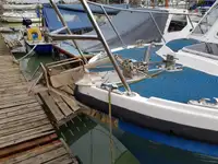 Sekoci penyelamat untuk dijual