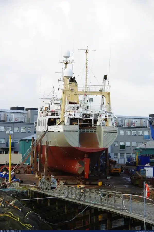 Kapal penelitian untuk dijual