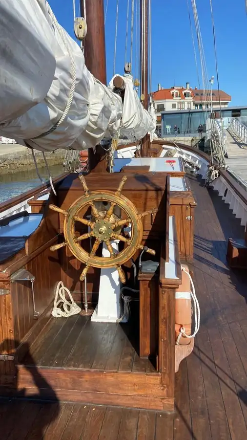 Kapal feri untuk dijual