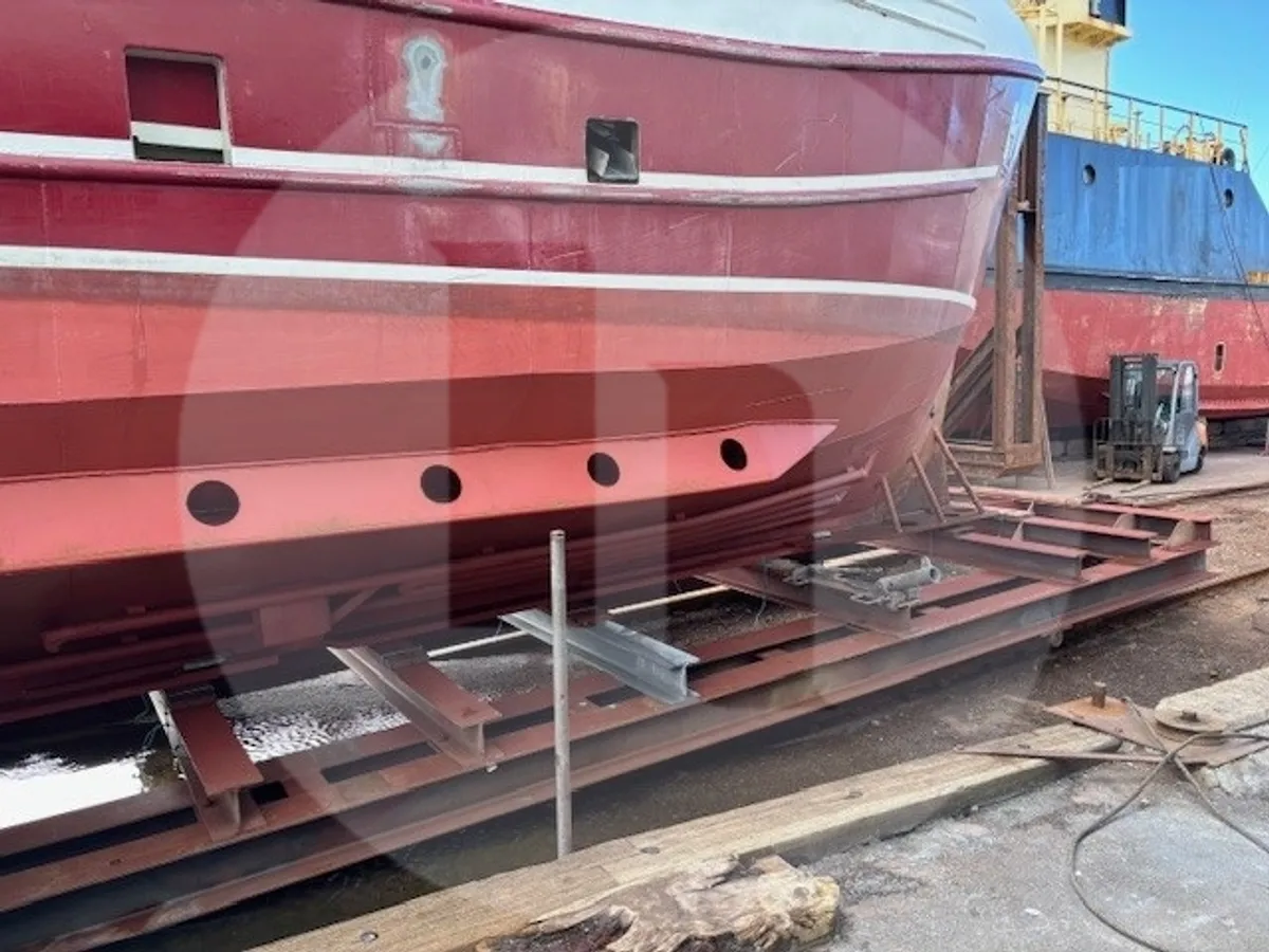 Kapal pengangkut ikan hidup untuk dijual
