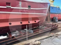 Kapal pengangkut ikan hidup untuk dijual