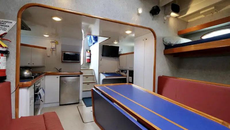 Kapal penelitian untuk dijual
