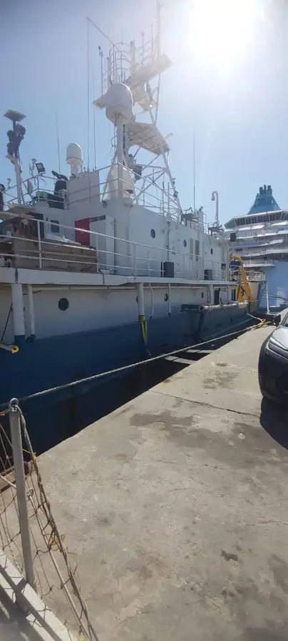 Kapal penelitian untuk dijual