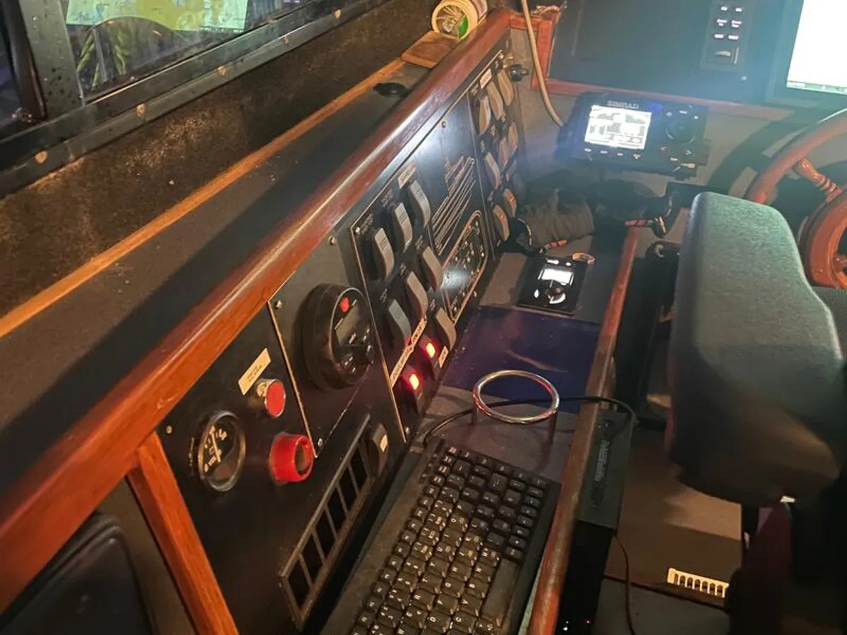 Kapal survei untuk dijual