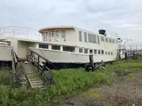 Kapal feri dijual