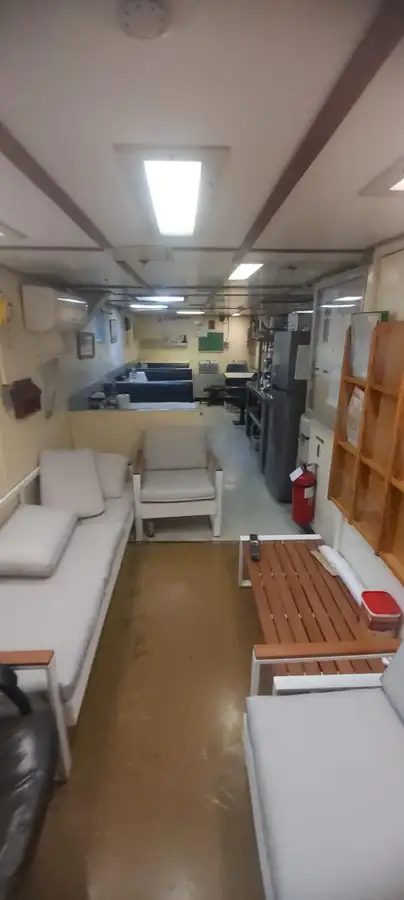 Kapal penelitian untuk dijual