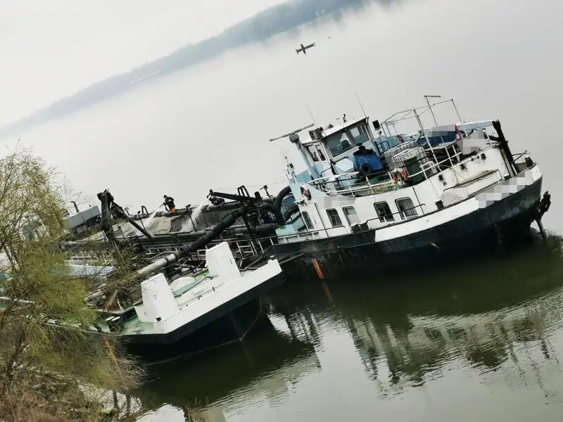 Kapal keruk untuk dijual