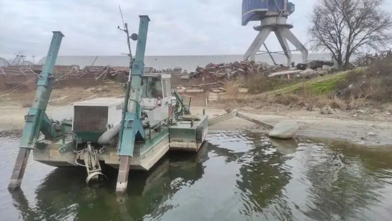 Kapal keruk untuk dijual
