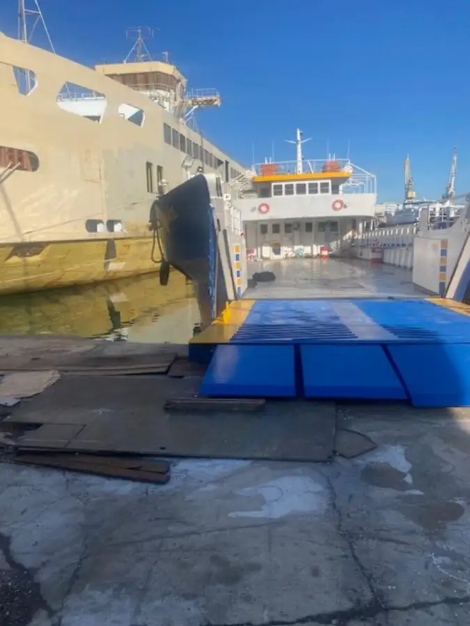 Kapal feri untuk dijual