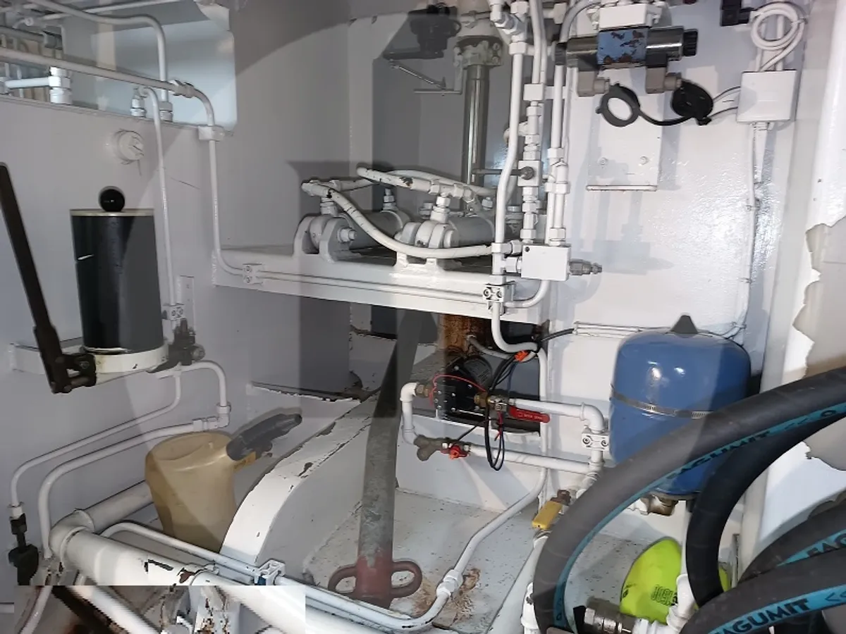 Kapal pengangkut ikan hidup untuk dijual