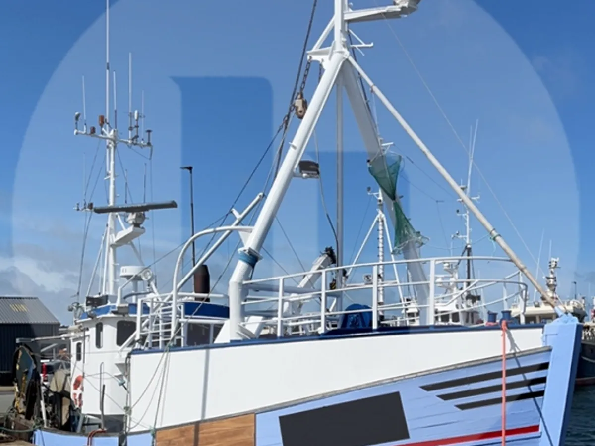 Kapal pengangkut ikan hidup untuk dijual