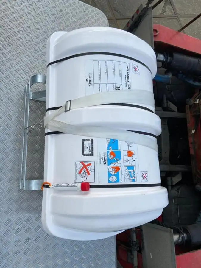 Kapal penyelamat untuk dijual
