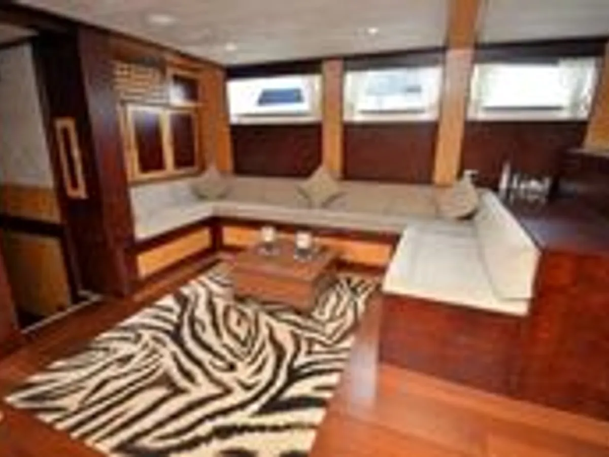 Yacht untuk dijual