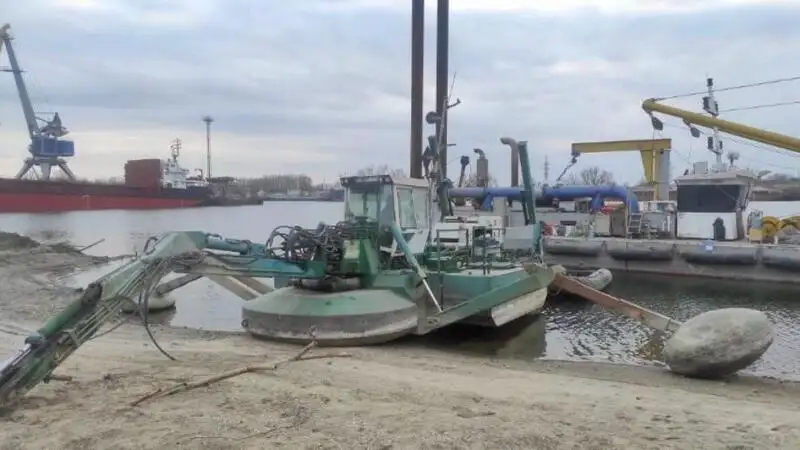 Kapal keruk untuk dijual