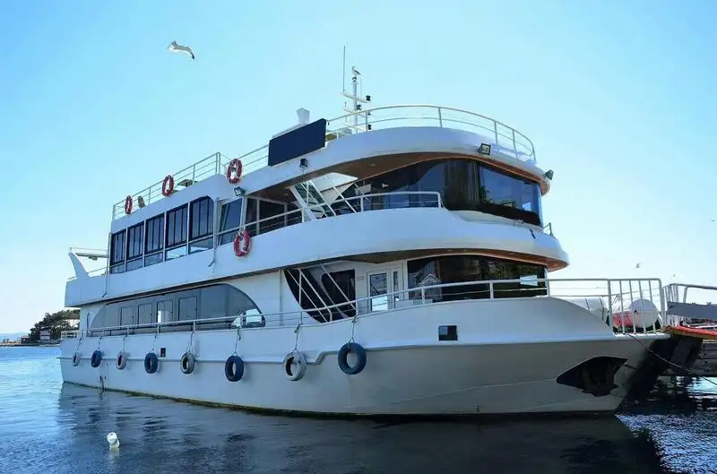 Kapal restoran untuk dijual