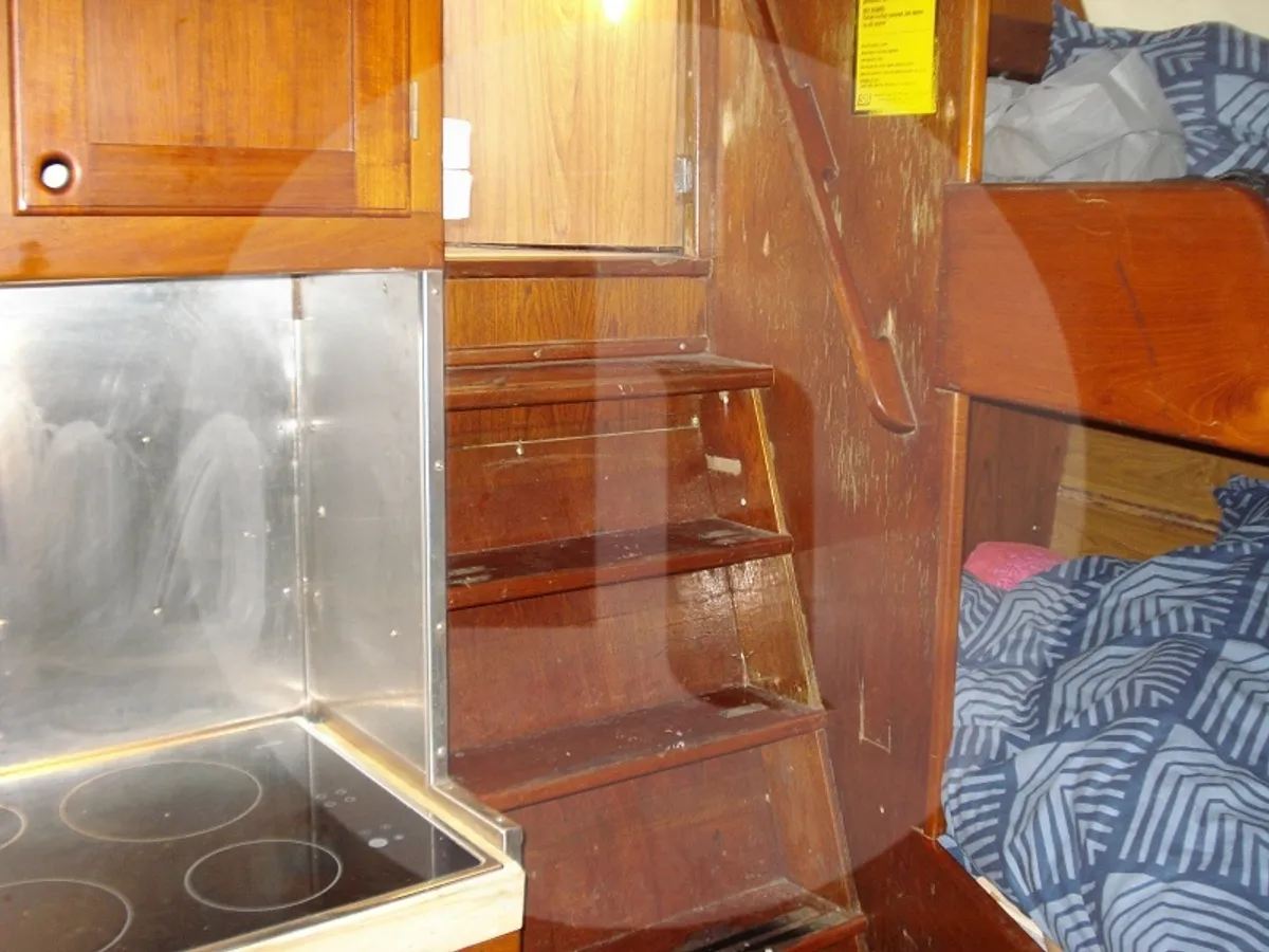 Kapal pengangkut ikan hidup untuk dijual
