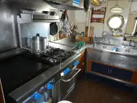Kapal penelitian untuk dijual