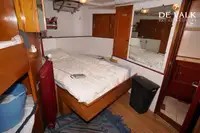 Kapal penelitian untuk dijual