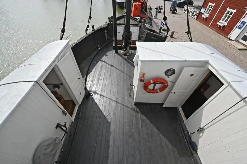 Kapal feri untuk dijual