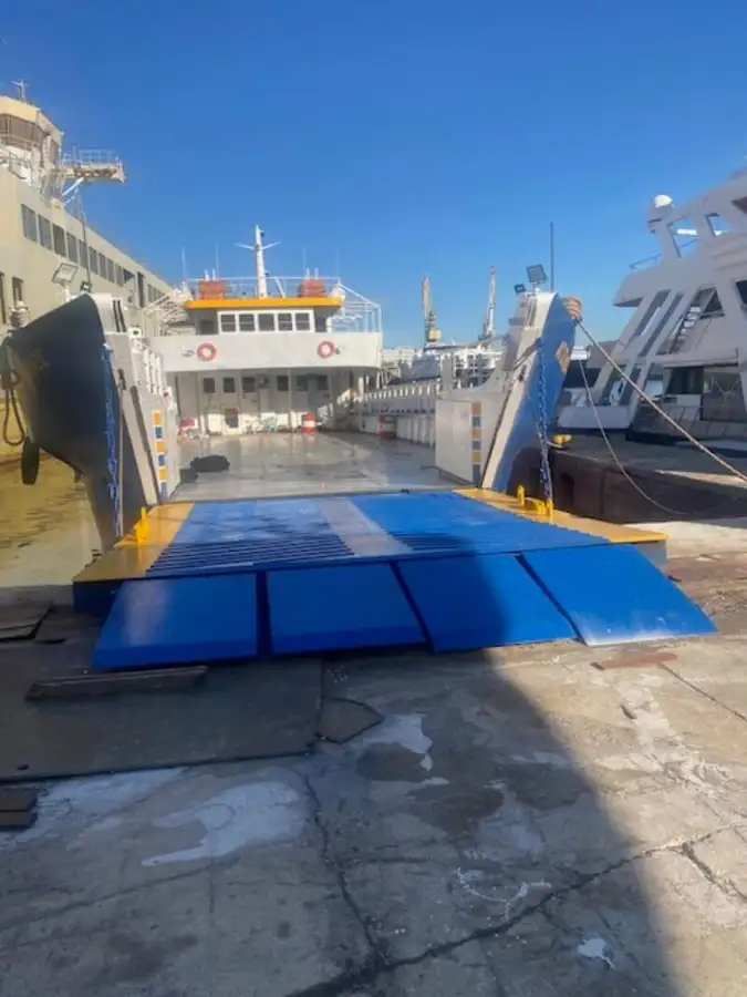 Kapal feri untuk dijual