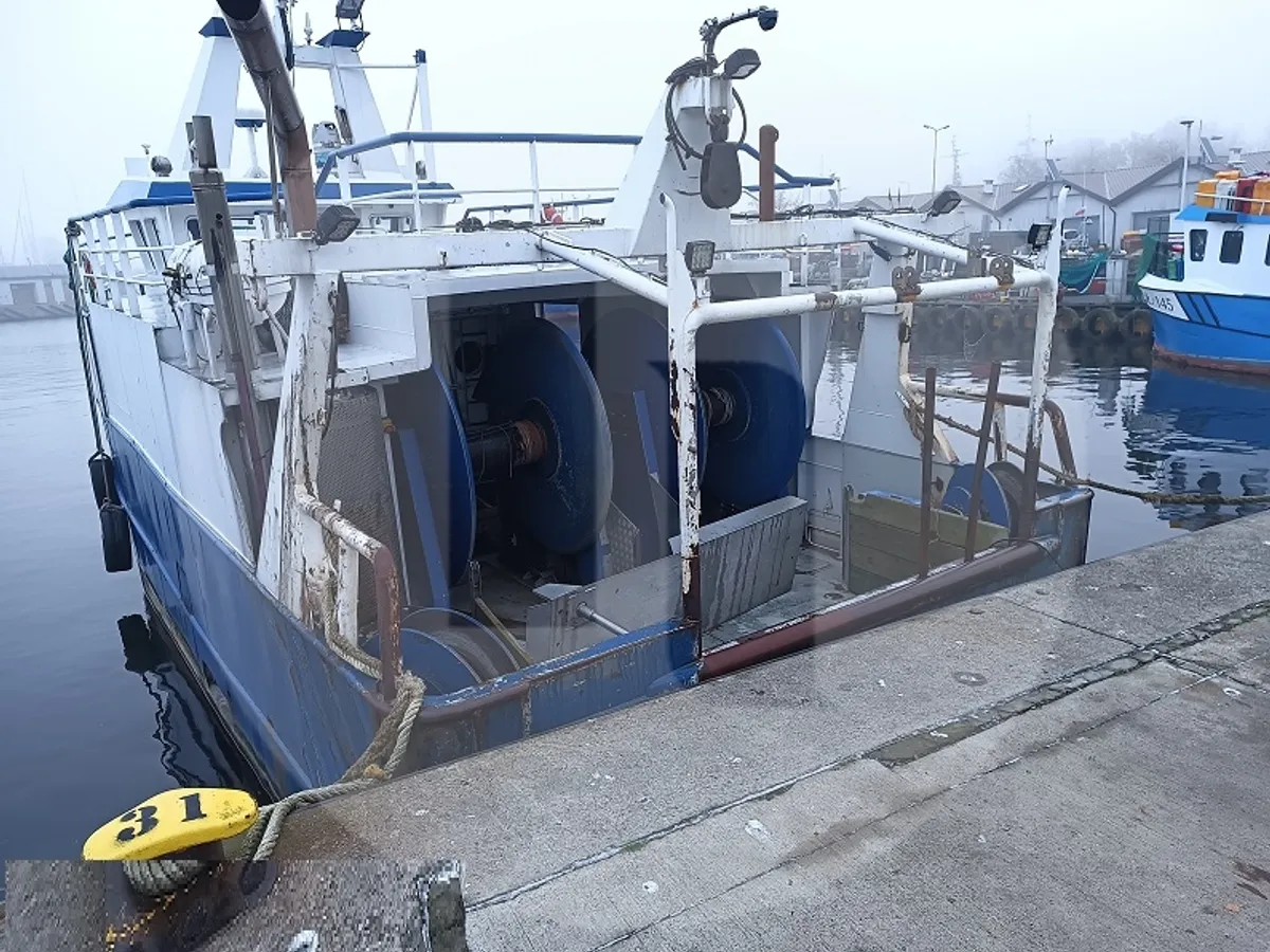 Kapal pengangkut ikan hidup untuk dijual