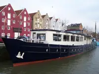 Hotel terapung untuk dijual