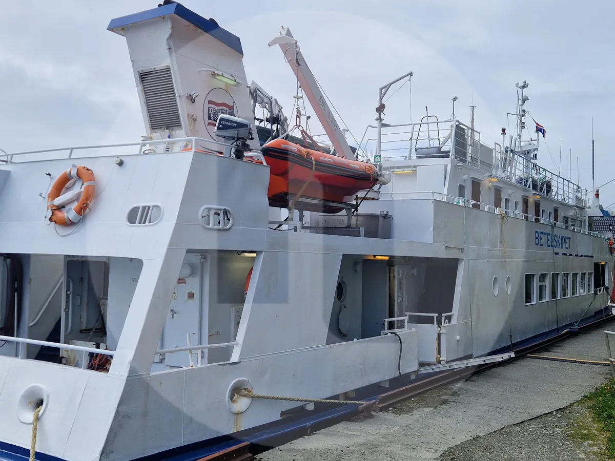 Kapal feri untuk dijual
