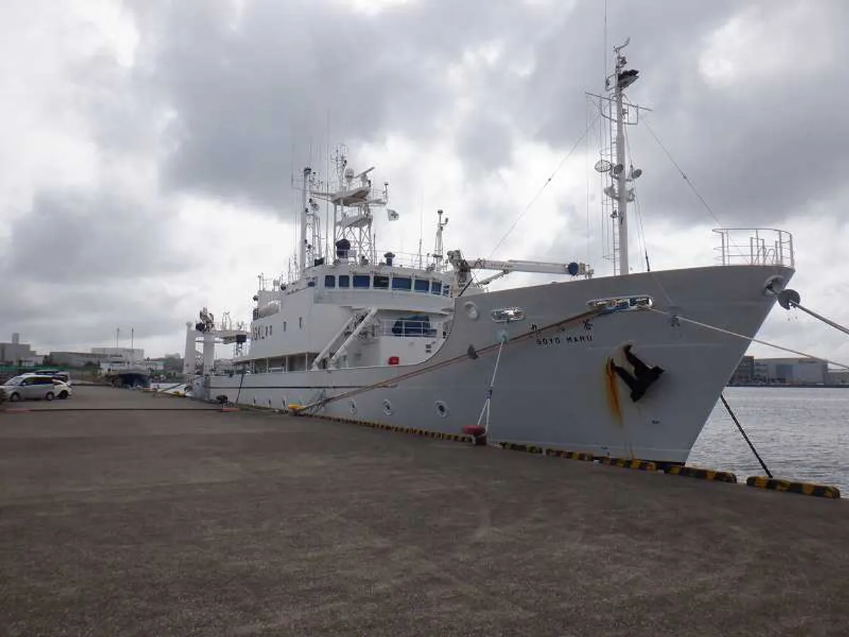 Kapal penelitian untuk dijual