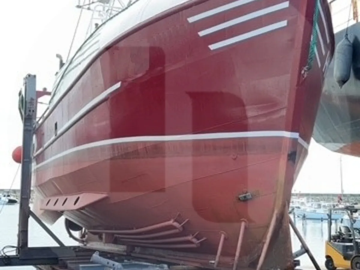 Kapal pengangkut ikan hidup untuk dijual