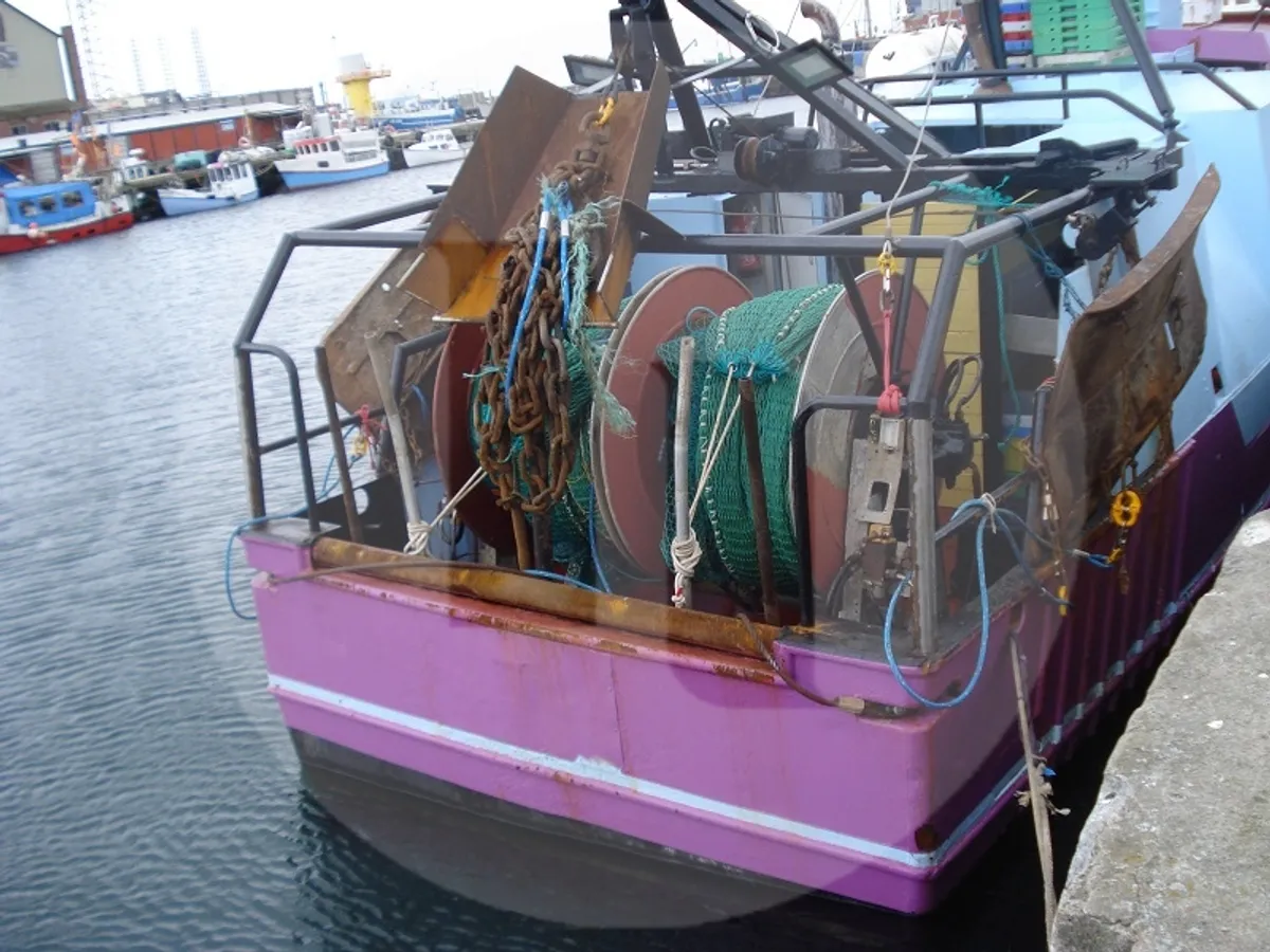 Kapal pengangkut ikan hidup untuk dijual