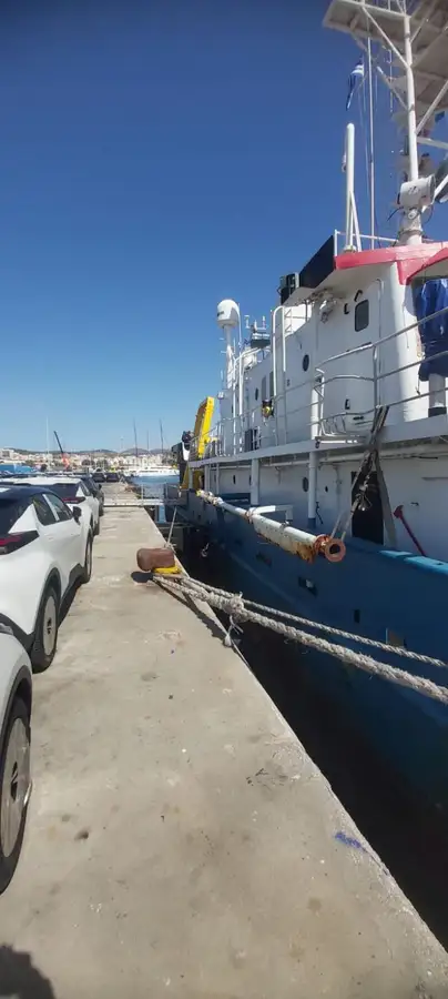 Kapal penelitian untuk dijual