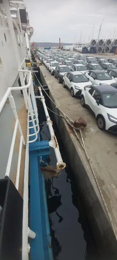 Kapal penelitian untuk dijual