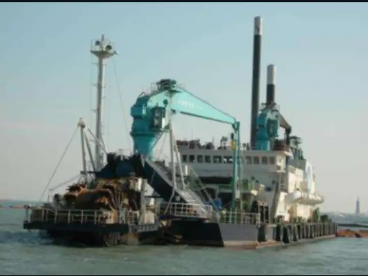 Kapal keruk untuk dijual